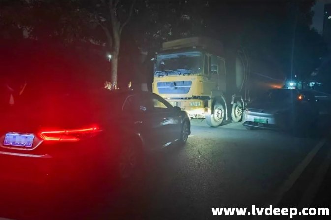 松山湖分局聯(lián)合城管分局連續(xù)蹲點(diǎn)，截停偷排槽罐車